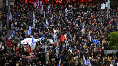 Miles de manifestantes israelíes participan en una marcha de protesta contra el nuevo gobierno en Tel Aviv, Israel. Miles de manifestantes israelíes participan en una marcha de protesta contra el nuevo gobierno en Tel Aviv, Israel.