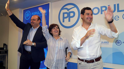 Sáenz de Santa María y Juanma Moreno (d), en un encuentro con los afiliados en Granada hace unos días. EFE/Pepe Torres