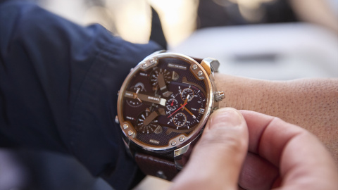 19/03/2024 Un hombre adelanta el reloj, a 25 de marzo de 2023, en Madrid (España). 19/03/2024 Un hombre adelanta el reloj, a 25 de marzo de 2023, en Madrid (España).