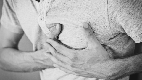 Un hombre pone la mano sobre su pecho. Pixabay Un hombre pone la mano sobre su pecho. Pixabay