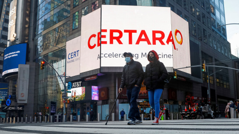 Transeúntes en Times Square, Nueva York (EEUU)