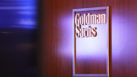 El logo del banco de negocios Goldman Sachs en la Bolsa de Nueva York (NYSE, por las siglas en inglés de New York Stock Exchange), en Wall Street. AFP/Michael M. Santiago El logo del banco de negocios Goldman Sachs en la Bolsa de Nueva York (NYSE, por las siglas en inglés de New York Stock Exchange), en Wall Street. AFP/Michael M. Santiago