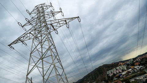 Una torre de alta tensión cerca de Barcelona. REUTERS/Albert Gea Una torre de alta tensión cerca de Barcelona. REUTERS/Albert Gea