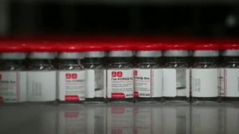 AstraZeneca anuncia que probará a combinar su vacuna contra la COVID con la rusa Sputnik AstraZeneca anuncia que probará a combinar su vacuna contra la COVID con la rusa Sputnik