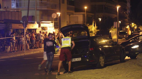 Un policía inspecciona un coche en Cambrils (Tarragona), donde cuatro presuntos terroristas han sido abatidos por los Mossos después de haber arrollado con un vehículo a seis personas en el Paseo Marítimo de la localidad, que han resultado heridas de Un policía inspecciona un coche en Cambrils (Tarragona), donde cuatro presuntos terroristas han sido abatidos por los Mossos después de haber arrollado con un vehículo a seis personas en el Paseo Marítimo de la localidad, que han resultado heridas de
