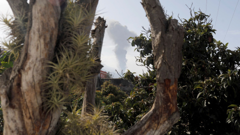 Una columna de humo se eleva desde el volcán en la isla de La Palma este lunes 27 de septiembre de 2021. Una columna de humo se eleva desde el volcán en la isla de La Palma este lunes 27 de septiembre de 2021.
