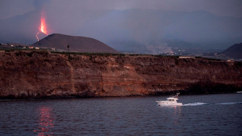 Una embarcación de recreo regresa al atardecer al puerto de Tazacorte, este domingo 26 de septiembre de 2021, ubicado en la costa por donde se prevé llegue la lava del volcán de Cumbre Vieja. Una embarcación de recreo regresa al atardecer al puerto de Tazacorte, este domingo 26 de septiembre de 2021, ubicado en la costa por donde se prevé llegue la lava del volcán de Cumbre Vieja.