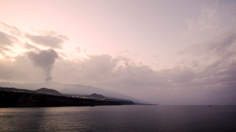 Vista desde el mar del volcán de Cumbre Vieja (La Palma), que ha interrumpido su actividad eruptiva sobre las 10 de la mañana del 27 de septiembre de 2021. Vista desde el mar del volcán de Cumbre Vieja (La Palma), que ha interrumpido su actividad eruptiva sobre las 10 de la mañana del 27 de septiembre de 2021.