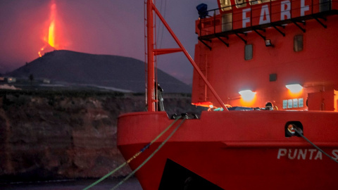 El buque Punta Salinas de la Armada Española continúa movilizado en la isla de La Palma por la erupción del volcán en Cumbre Vieja. El buque Punta Salinas de la Armada Española continúa movilizado en la isla de La Palma por la erupción del volcán en Cumbre Vieja.