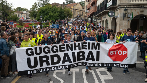 Imagen de archivo de cientos de personas durante una manifestación contra la construcción del museo Guggenheim Urdaibai, en Gernika-Lumo, Vizcaya, País Vasco (España). Imagen de archivo de cientos de personas durante una manifestación contra la construcción del museo Guggenheim Urdaibai, en Gernika-Lumo, Vizcaya, País Vasco (España).