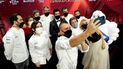 El chef David Muñoz (c); la presidenta de la Comunidad de Madrid, Isabel Díaz Ayuso (2i); el alcalde de Madrid, José Luis Martínez Almeida (3d); y los presentadores de la gala, los actores Cayetana Guillén Cuervo (d), y Miguel Ángel Muñoz (5d), ent El chef David Muñoz (c); la presidenta de la Comunidad de Madrid, Isabel Díaz Ayuso (2i); el alcalde de Madrid, José Luis Martínez Almeida (3d); y los presentadores de la gala, los actores Cayetana Guillén Cuervo (d), y Miguel Ángel Muñoz (5d), ent