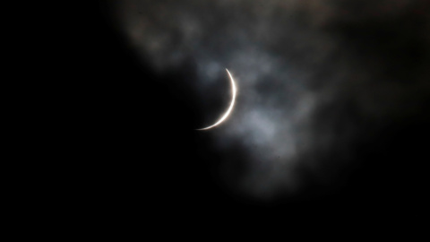 Eclipse solar total, visible en zonas de Chile y Argentina, se ve en Las Grutas, en la provincia de Río Negro (Argentina). Eclipse solar total, visible en zonas de Chile y Argentina, se ve en Las Grutas, en la provincia de Río Negro (Argentina).