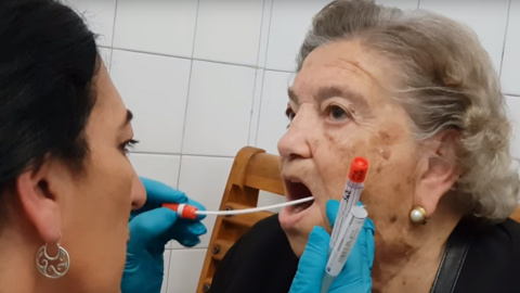 Pepita Amado, cuyo padre fue concejal republicano del Ayuntamiento de Sevilla, se hace la prueba del ADN.