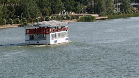 Una barcaza por el río Guadalquivir a su paso por Sevilla. E.P. Una barcaza por el río Guadalquivir a su paso por Sevilla. E.P.