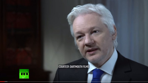 El fundador de WikiLeaks, Julian Assange, durante un momento de su entrevista con el periodista australianoa John Pilger.