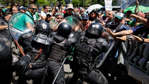 Un grupo de personas se enfrenta a la policía durante una marcha de miembros de la Asociación Trabajadores del Estado (ATE) en Buenos Aires (Argentina). Un grupo de personas se enfrenta a la policía durante una marcha de miembros de la Asociación Trabajadores del Estado (ATE) en Buenos Aires (Argentina).