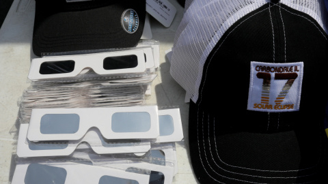 Gafas para la observación del eclipse solar, en un puesto en la localidad estadounidense de Carbondale (Illinois, EEUU). REUTERS/Brian Snyder Gafas para la observación del eclipse solar, en un puesto en la localidad estadounidense de Carbondale (Illinois, EEUU). REUTERS/Brian Snyder