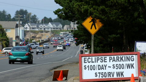 Un cartel ofrece aparcamiento a los conductores que quieran observar el eclipse solas, en la localidad estadounidense de Depoe Bay (Oregon, EEUU). REUTERS/Mike Blake Un cartel ofrece aparcamiento a los conductores que quieran observar el eclipse solas, en la localidad estadounidense de Depoe Bay (Oregon, EEUU). REUTERS/Mike Blake