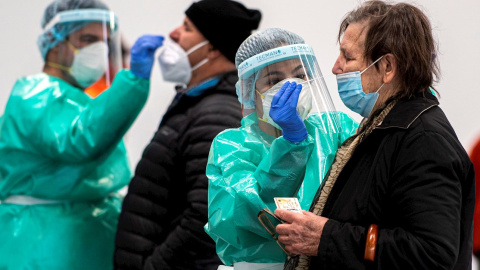 06/12/2020.- Varias personas se someten a una prueba con antígenos en Sa Pobla (Mallorca). 06/12/2020.- Varias personas se someten a una prueba con antígenos en Sa Pobla (Mallorca).
