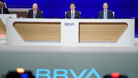 (I-D) El consejerio delegado de BBVA, Onur Genç, el presidente del banco, Carlos Torres Vila, y el secretario general y del consejo de administración, Domingo Armengol, durante una junta de accionistas, en el Palacio de Euskalduna de Bilbao. E.P./H.Bilb (I-D) El consejerio delegado de BBVA, Onur Genç, el presidente del banco, Carlos Torres Vila, y el secretario general y del consejo de administración, Domingo Armengol, durante una junta de accionistas, en el Palacio de Euskalduna de Bilbao. E.P./H.Bilb