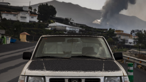 Un coche cubierto de ceniza tras la lluvia de ceniza, en Los Llanos de Aridane, a 1 de octubre de 2021, en Los Llanos de Aridane, La Palma. Un coche cubierto de ceniza tras la lluvia de ceniza, en Los Llanos de Aridane, a 1 de octubre de 2021, en Los Llanos de Aridane, La Palma.