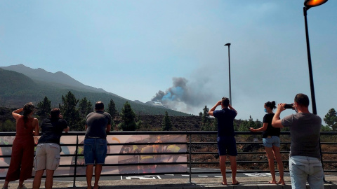 Numerosos curiosos y turistas se acercan este domingo hasta la zona de la erupción del volcán de Cumbre Vieja en El Paso, en la isla de la Palma, para hacer fotos y selfies. Numerosos curiosos y turistas se acercan este domingo hasta la zona de la erupción del volcán de Cumbre Vieja en El Paso, en la isla de la Palma, para hacer fotos y selfies.