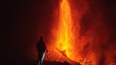 Imagen tomada en la madrugada del lunes 4 de octubre en el municipio de El Paso del volcán de La Palma. Imagen tomada en la madrugada del lunes 4 de octubre en el municipio de El Paso del volcán de La Palma.