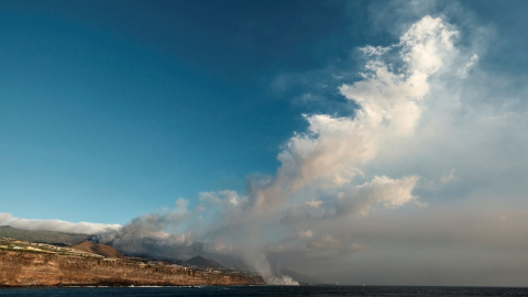 La colada del volcán de La Palma, que llegó al mar la pasada noche, continúa ganando terreno al mar y ya ha formado un delta de lava de varias hectáreas. La colada del volcán de La Palma, que llegó al mar la pasada noche, continúa ganando terreno al mar y ya ha formado un delta de lava de varias hectáreas.