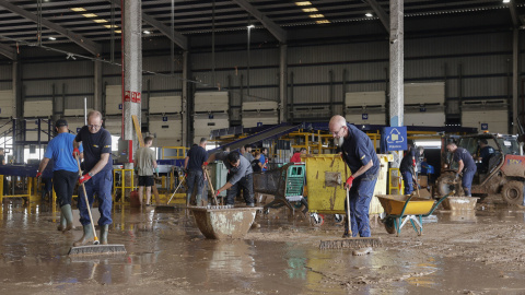 01/11/2024 - Trabajadores de una empresa de logística limpian el interior de una nave en el polígono industrial de Riba-roja de Túria, este viernes. 01/11/2024 - Trabajadores de una empresa de logística limpian el interior de una nave en el polígono industrial de Riba-roja de Túria, este viernes.