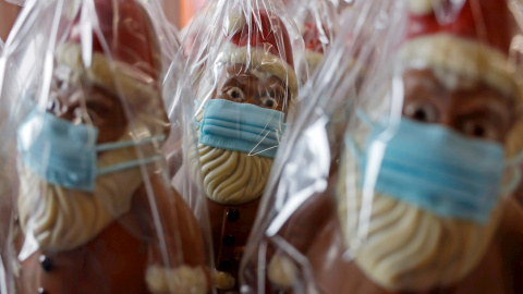 Figuras de chocolate de Santa Claus con mascarilla en la compañía Wawi, en Pirmasens (Alemania). La compañía chocolatera WAVI-Schokolade AG ha comenzado a producir estos típicos dulces con la particularidad de la mascarilla en medio de la pandemia po