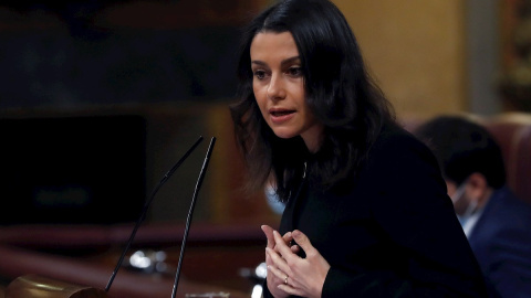 La líder de Ciudadanos Inés Arrimadas (c) interviene este miércoles, en el Congreso de los Diputados durante la sesión en la que el presidente del Gobierno, Pedro Sánchez, comparece petición propia para informar de los dos últimos consejos europeos