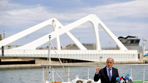 08/05/2019 - Francisco Camps en la dársena del puerto de Valencia durante la rueda de prensa en la que anunció que se querellaría contra la jueza que le procesó por la construcción del circuito de Fórmula 1 | EFE/ Manuel Bruque 08/05/2019 - Francisco Camps en la dársena del puerto de Valencia durante la rueda de prensa en la que anunció que se querellaría contra la jueza que le procesó por la construcción del circuito de Fórmula 1 | EFE/ Manuel Bruque