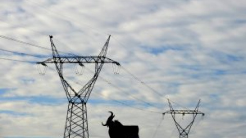 Los hogares vulnerables españoles son los más castigados de Europa por la subida de la luz: pagan un 55% más que hace seis meses Los hogares vulnerables españoles son los más castigados de Europa por la subida de la luz: pagan un 55% más que hace seis meses