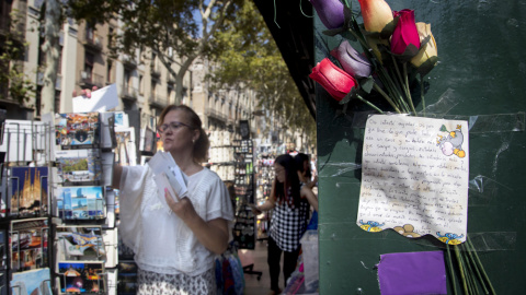 Una carta dedicada a unas de las víctimas de un ciudadano que ayudó a las víctimas del atentado pegada en una pared de un kiosko donde varios turistas compran postales en las Ramblas de Barcelona. EFE/Marta Pérez Una carta dedicada a unas de las víctimas de un ciudadano que ayudó a las víctimas del atentado pegada en una pared de un kiosko donde varios turistas compran postales en las Ramblas de Barcelona. EFE/Marta Pérez