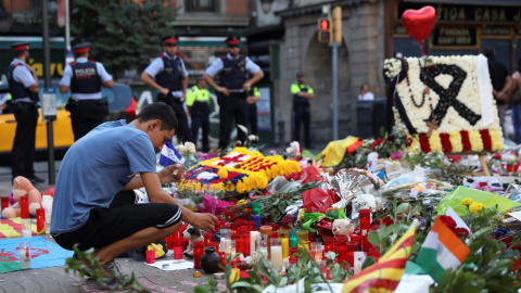 Un hombre enciende una vela en el memorial instalado en Las Ramblas, en memoria de las víctimas del atentado del pasado jueves. REUTERS/Susana Vera Un hombre enciende una vela en el memorial instalado en Las Ramblas, en memoria de las víctimas del atentado del pasado jueves. REUTERS/Susana Vera