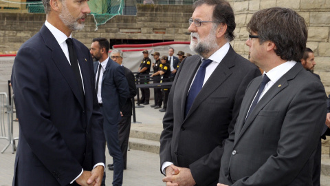 El rey de Felipe VI hablando con el presidente del Gobierno, Mariano Rajoy, y el presidente de la Generalitat de Cataluña, Carles Puigdemont, a su llegada a la basílica de la Sagrada Familia donde se celebró la Misa por la Paz en memoria de las víctim El rey de Felipe VI hablando con el presidente del Gobierno, Mariano Rajoy, y el presidente de la Generalitat de Cataluña, Carles Puigdemont, a su llegada a la basílica de la Sagrada Familia donde se celebró la Misa por la Paz en memoria de las víctim