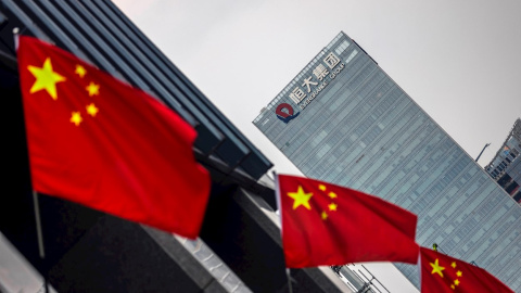Banderas de China cerca de la sede del grupo inmobiliario Evergrande en la ciudad de Shenzhen, en la provincia de Guangdong. EFE/EPA/ALEX PLAVEVSKI Banderas de China cerca de la sede del grupo inmobiliario Evergrande en la ciudad de Shenzhen, en la provincia de Guangdong. EFE/EPA/ALEX PLAVEVSKI