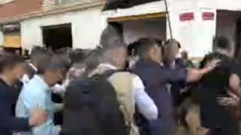 Decenas de personas lanzan barro y objetos al rey e increpan a Sánchez y Mazón durante su visita a Paiporta por la DANA: "¡Asesinos!" Decenas de personas lanzan barro y objetos al rey e increpan a Sánchez y Mazón durante su visita a Paiporta por la DANA: "¡Asesinos!"