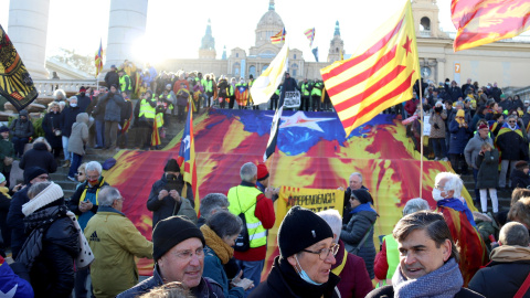 Manifestació independentista a la font de Montjuïc amb el MNAC al fons per protestar per la cimera hispano-francesa. Manifestació independentista a la font de Montjuïc amb el MNAC al fons per protestar per la cimera hispano-francesa.