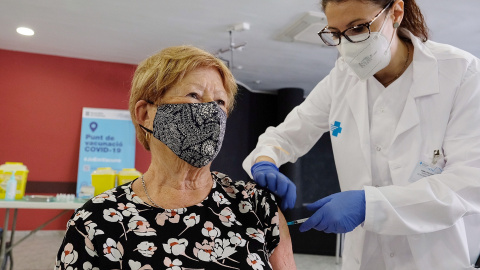 Una professional sanitària administra una de les primeres dosis de la vacuna de Janssen a Catalunya el 22 d'abril del 2021. Una professional sanitària administra una de les primeres dosis de la vacuna de Janssen a Catalunya el 22 d'abril del 2021.