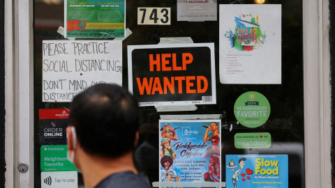 Un hombre pasa por delante de un comercio que ofrece empleo, con un cartel en su puerta de 'Help Wanted', en Cambridge (Massachusetts, EEUU). REUTERS/Brian Snyder Un hombre pasa por delante de un comercio que ofrece empleo, con un cartel en su puerta de 'Help Wanted', en Cambridge (Massachusetts, EEUU). REUTERS/Brian Snyder