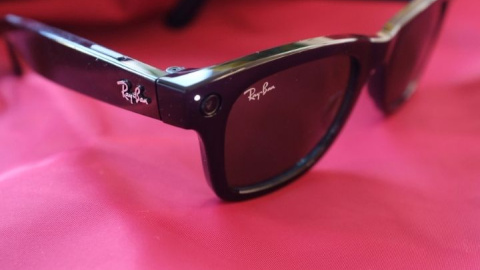 Detalle de las gafas Ray-Ban con cámara incorporada y conexión a Facebook. Detalle de las gafas Ray-Ban con cámara incorporada y conexión a Facebook.