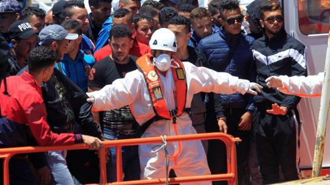 Un operario de Salvamento Marítimo controla la bajada de los setenta inmigrantes rescatados hoy en aguas del estrecho de Gibraltar cuando viajaban en una patera y que han sido trasladados al puerto de Tarifa (Cádiz). EFE/A.Carrasco Ragel Un operario de Salvamento Marítimo controla la bajada de los setenta inmigrantes rescatados hoy en aguas del estrecho de Gibraltar cuando viajaban en una patera y que han sido trasladados al puerto de Tarifa (Cádiz). EFE/A.Carrasco Ragel