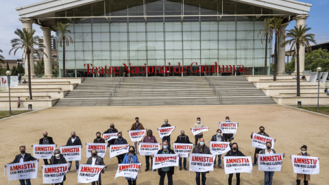 Personalitats del món de la cultura es concentren davant del TNC per mostrar el seu suport a l'amnistia dels presos polítics. Personalitats del món de la cultura es concentren davant del TNC per mostrar el seu suport a l'amnistia dels presos polítics.