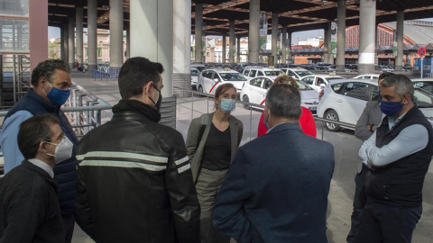 La candidata de Más Madrid a la Presidencia de la Comunidad de Madrid, Mónica García, se reúne con el sector del taxi.