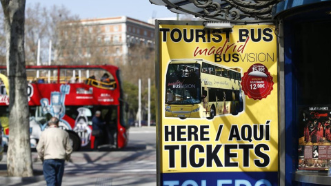 Imagen de archivo de un bus turístico en Madrid.