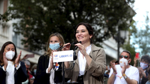 La presidenta madrileña y candidata del PP a las elecciones autonómicas, Isabel Díaz Ayuso, visita Fuenlabrada durante un acto electoral, este lunes.
