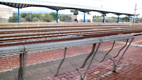 L'estació de tren de l'Aldea, amb el servei de Rodalies aturat L'estació de tren de l'Aldea, amb el servei de Rodalies aturat
