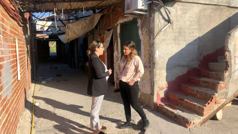 Alejandra Jacinto conversa con Houda Akrikez en su casa en el sector seis. Alejandra Jacinto conversa con Houda Akrikez en su casa en el sector seis.