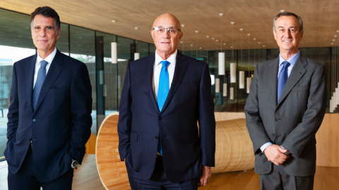 El presidente de Banco Sabadell, Josep Oliú (c), flanqueado por el consejero delegado Jaume Guardiola (i), y su sucesor, César González-Bueno (d). El presidente de Banco Sabadell, Josep Oliú (c), flanqueado por el consejero delegado Jaume Guardiola (i), y su sucesor, César González-Bueno (d).